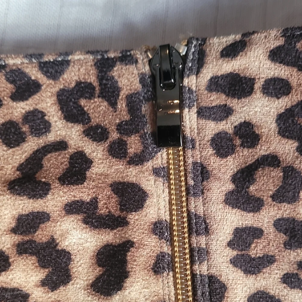Leopard Print Knee-High Women's Boots - Picture 4 of 5